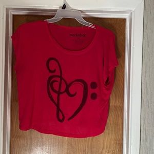 Red music note heart flowy tee